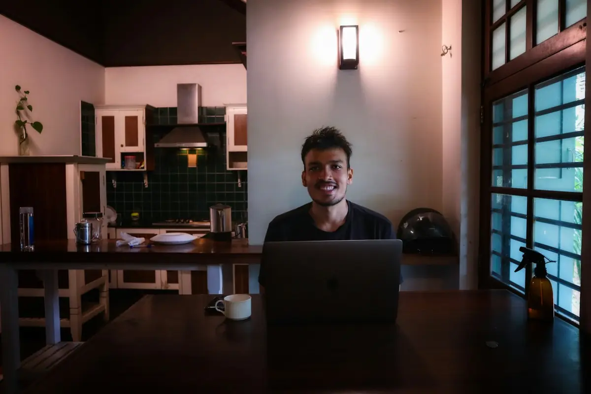 Persona en una sesión de terapia online por videollamada desde su casa